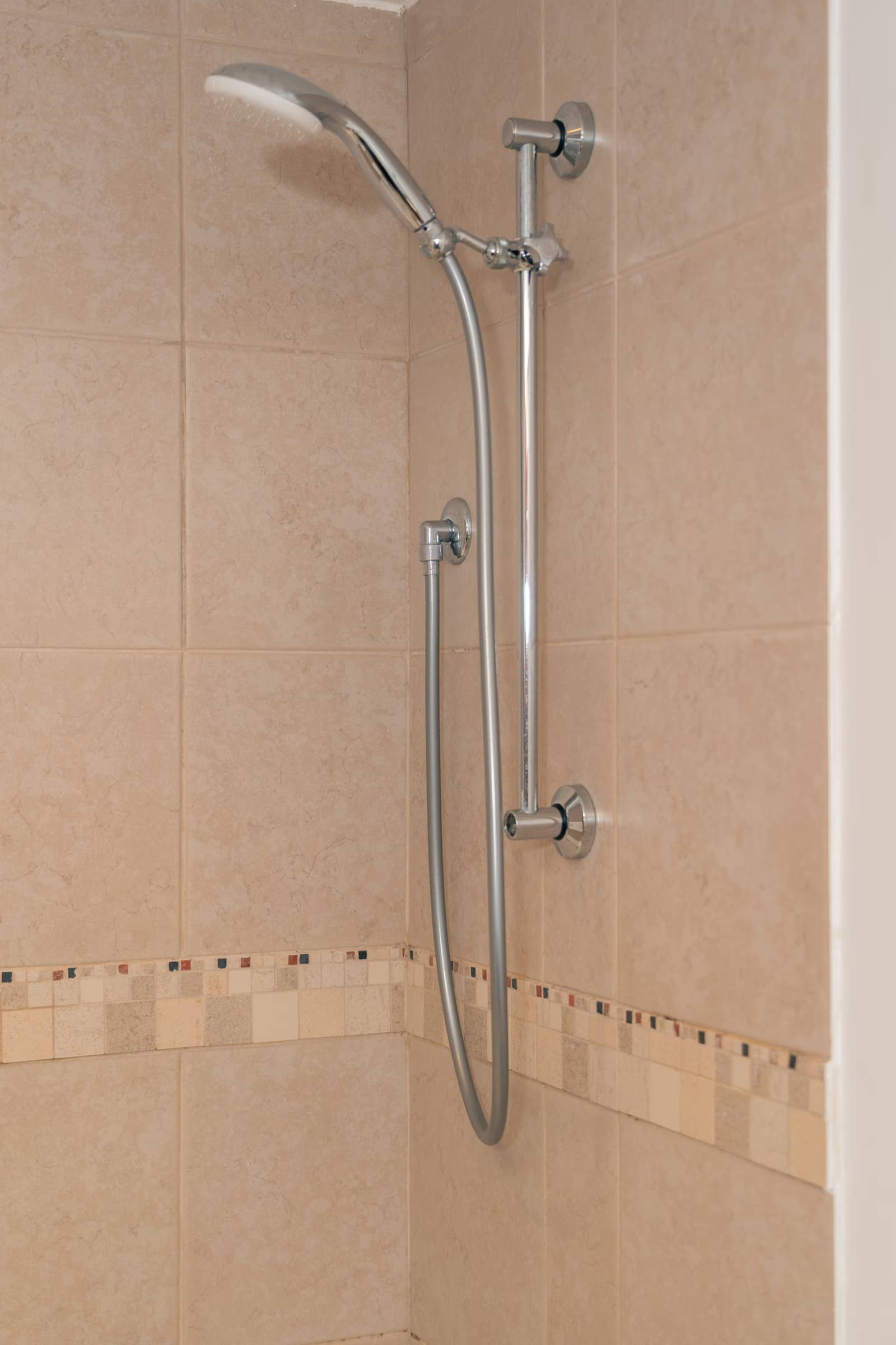 Cascade thermostatic shower system with rainfall head and handset on a single riser