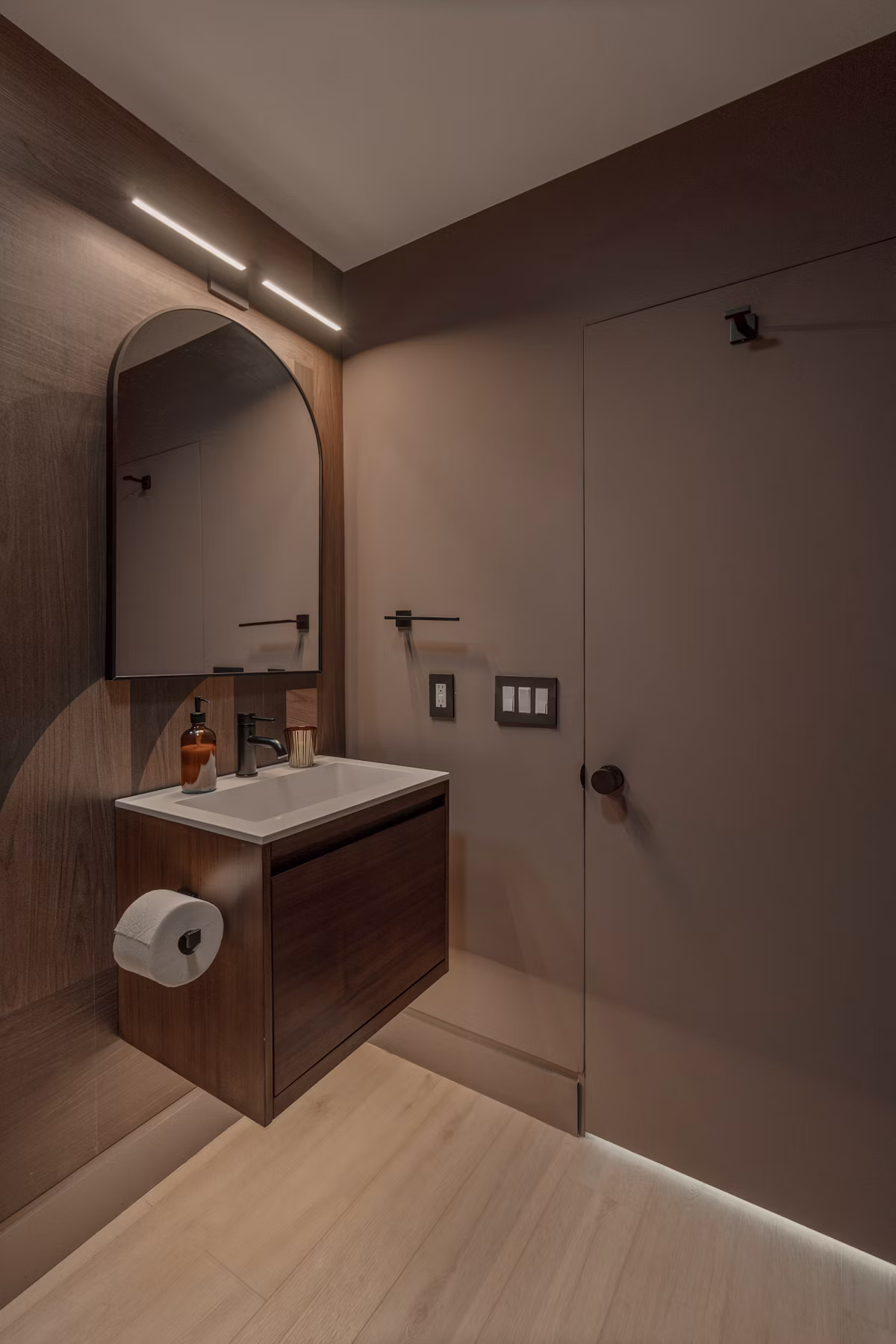 Fluted 1000mm wall-hung vanity in natural oak with vertical reeded fronts