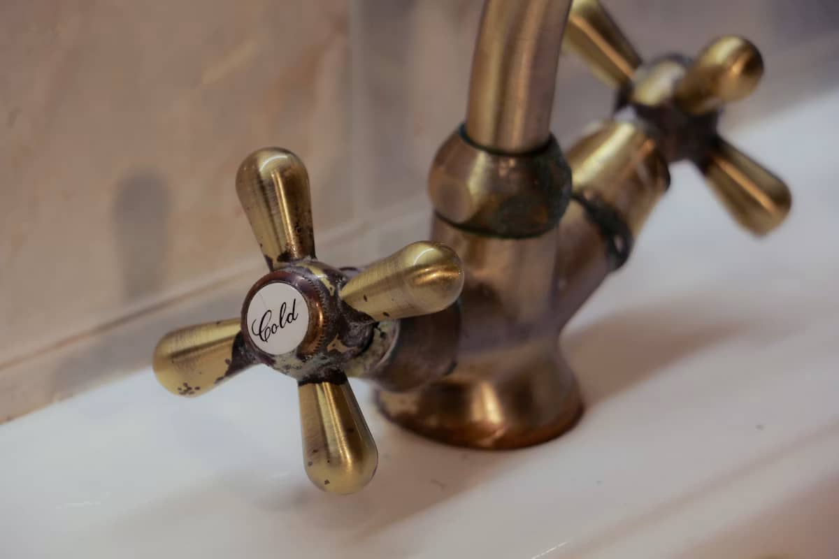 Verde three-hole basin mixer in polished chrome with cross handles